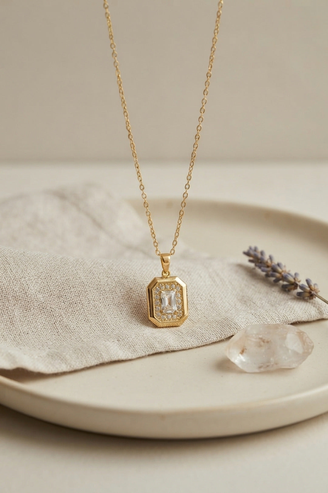 ZEVRA Kare Form Kolye – Gold