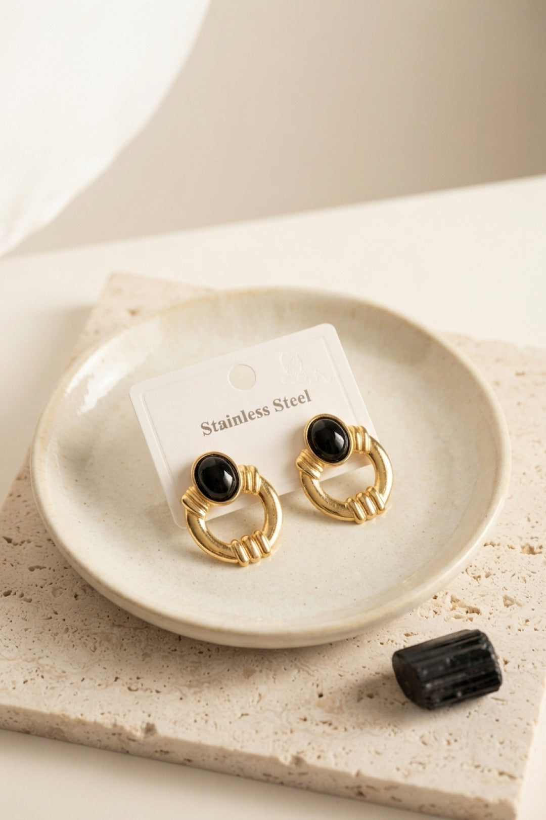 ZEVRA Vintage Siyah Taşlı Küpe – Gold