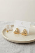 ZEVRA Vintage Kabartmalı Üçgen Küpe – Gold