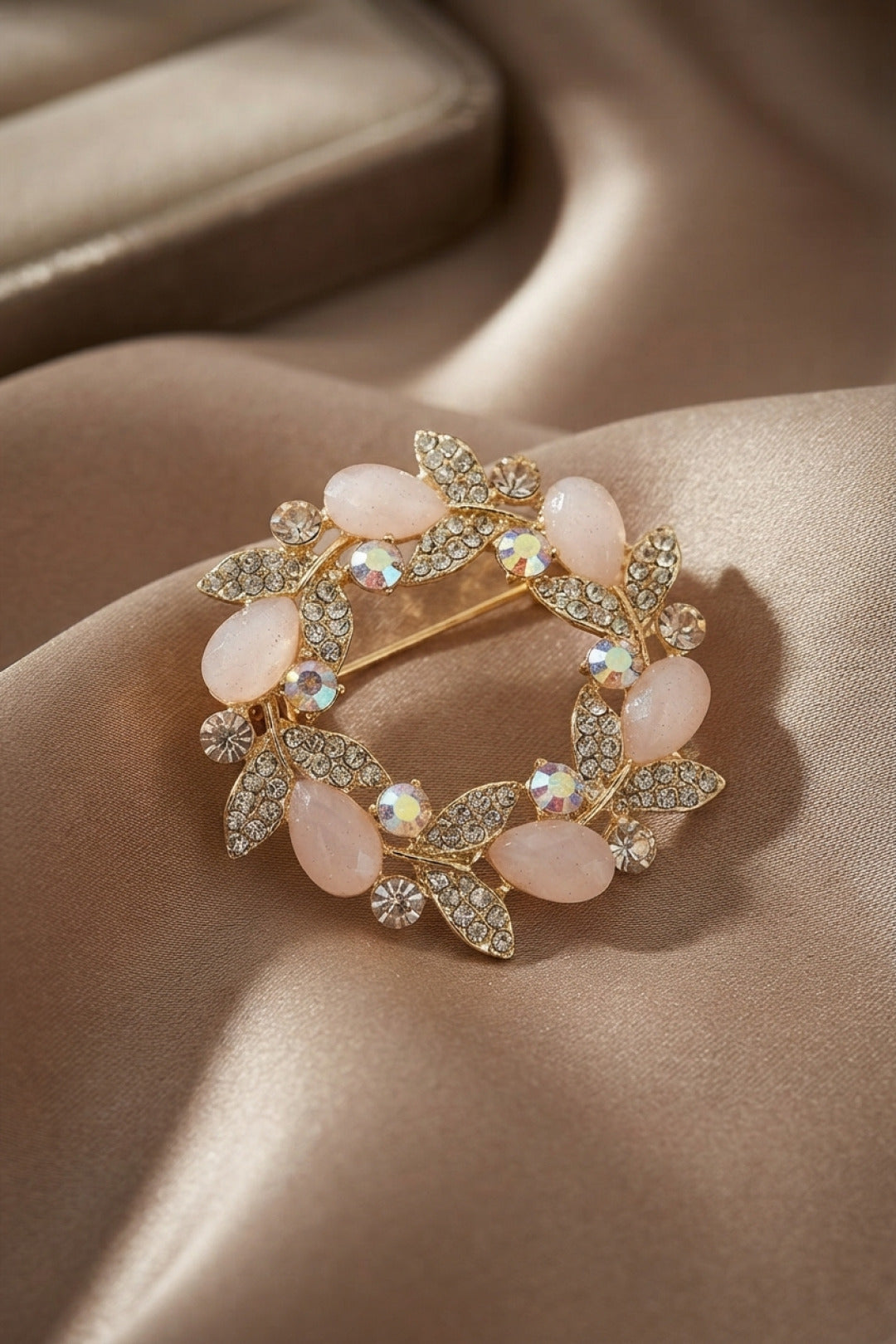 ZEVRA Pembe Detaylı Zirkon Broş – Gold